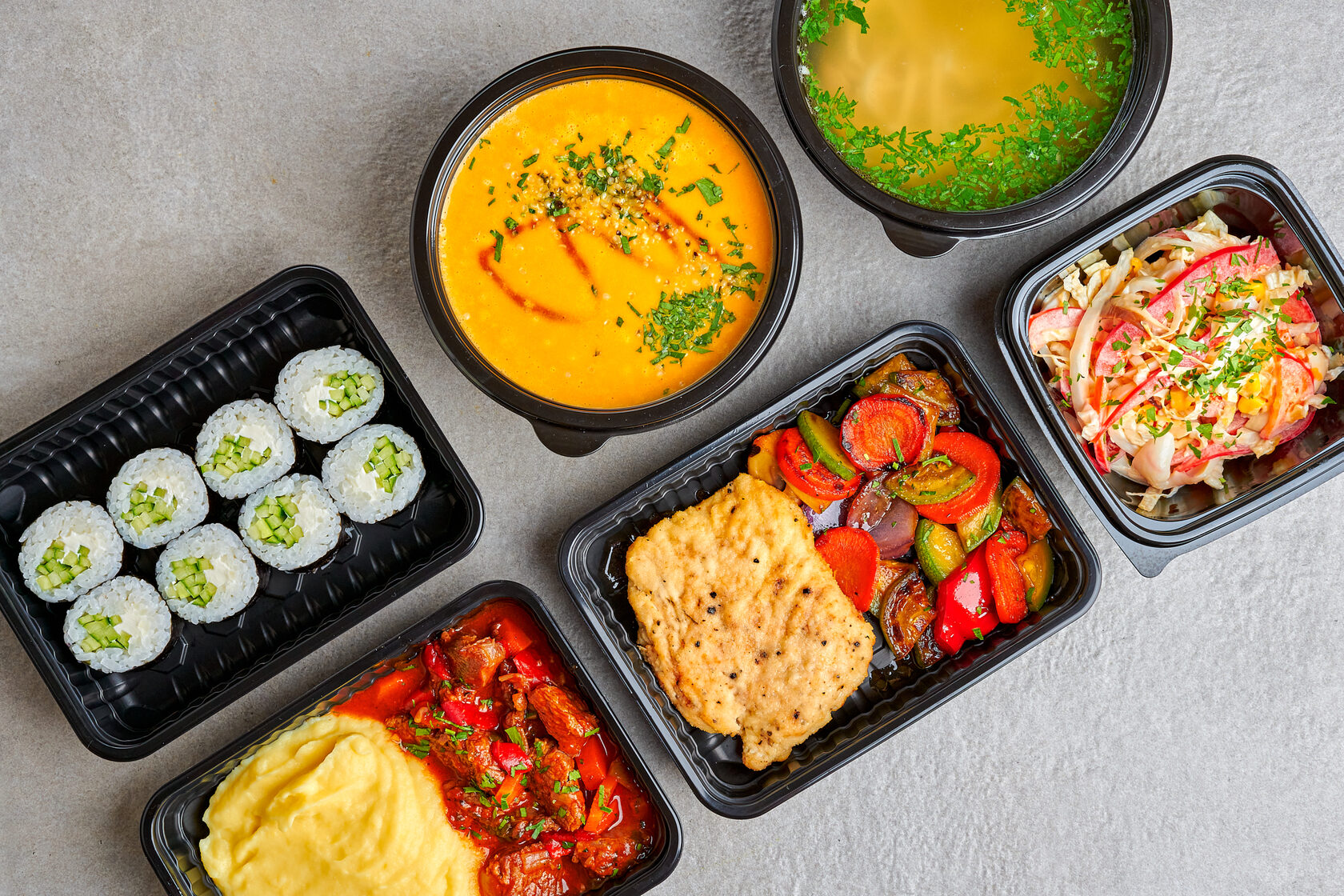 Bagaimanakah reka bentuk dulang makanan plastik haiwan mempengaruhi keupayaan mereka untuk mengekalkan kualiti dan kesegaran makanan?